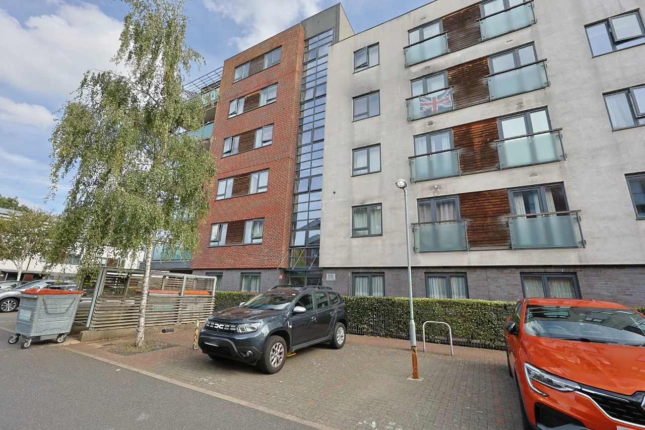 3 bed flat for sale, Penniwell Close, Edgware, HA8