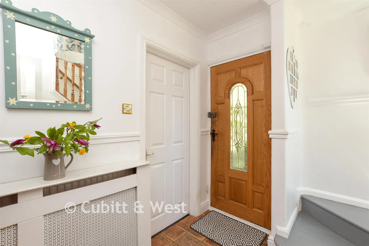 Arbutus Close, Meadvale, RH1, photo 10