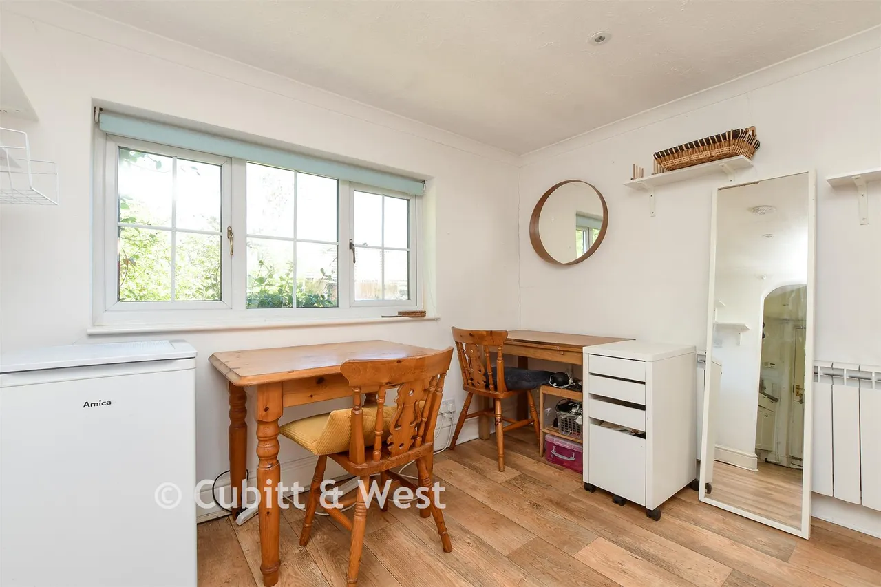 Arbutus Close, Meadvale, RH1, photo 11