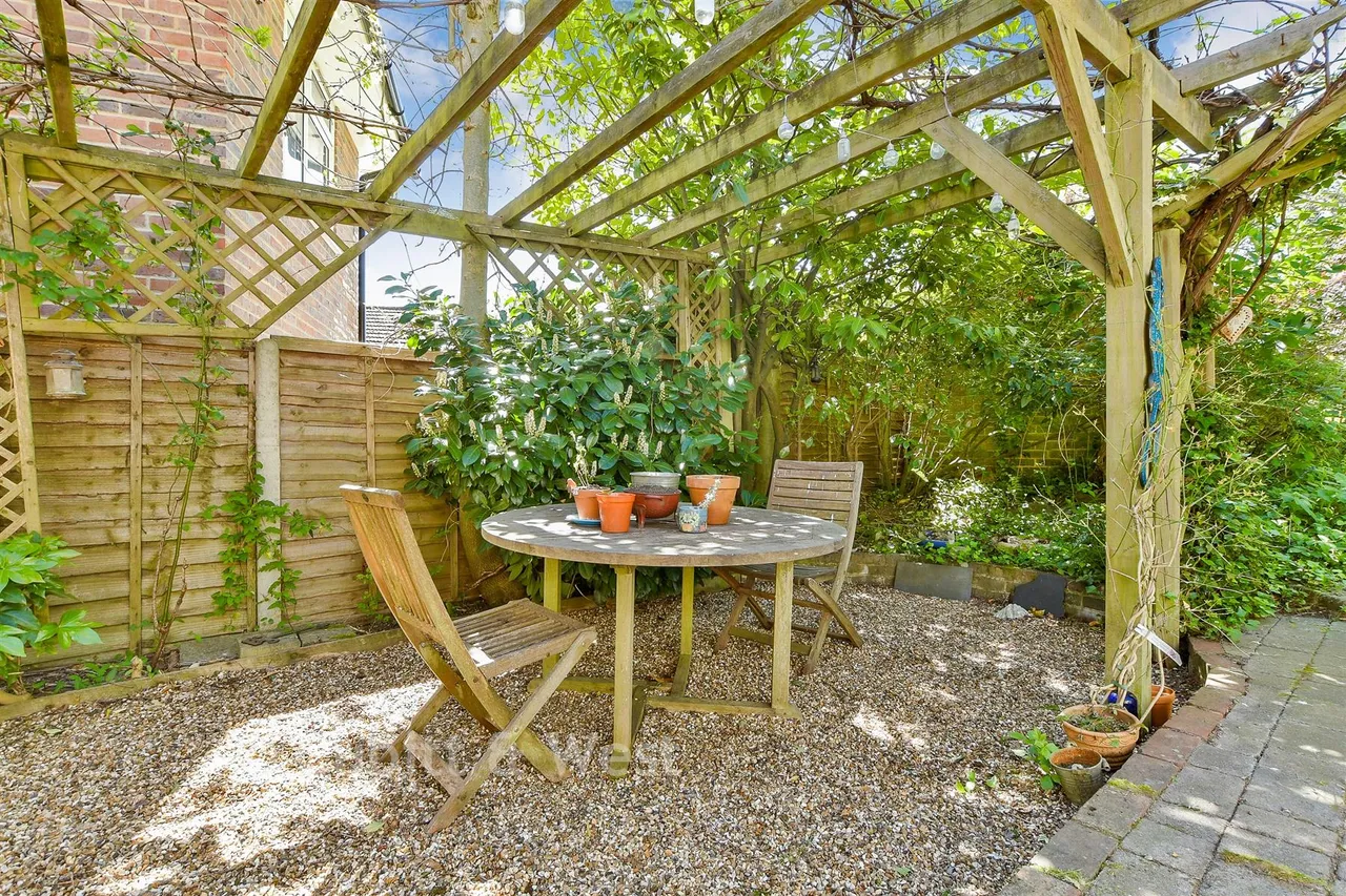 Arbutus Close, Meadvale, RH1, photo 20