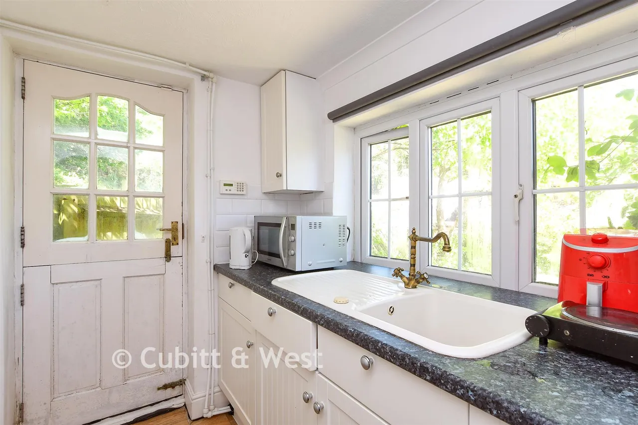 Arbutus Close, Meadvale, RH1, photo 13