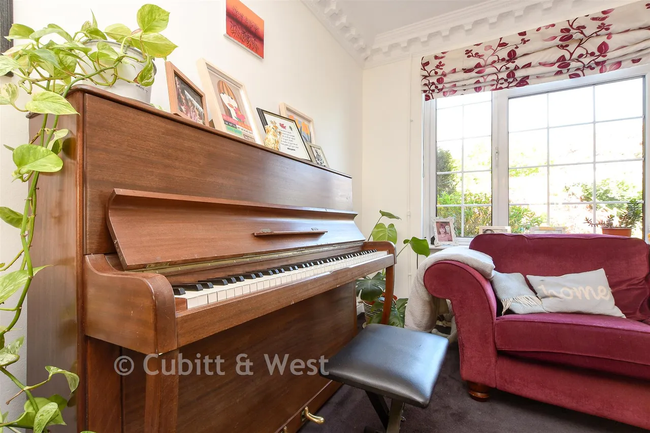 Arbutus Close, Meadvale, RH1, photo 18