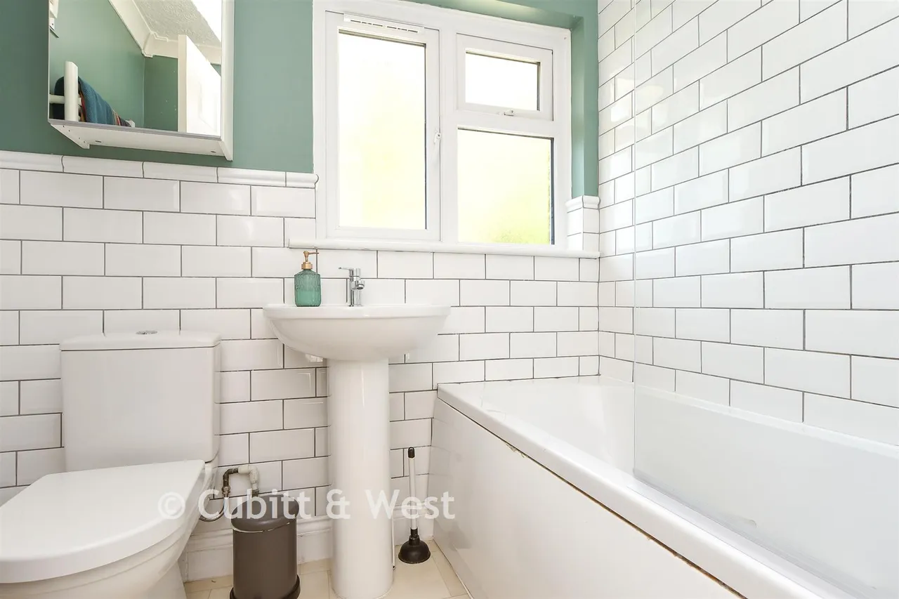 Arbutus Close, Meadvale, RH1, photo 6