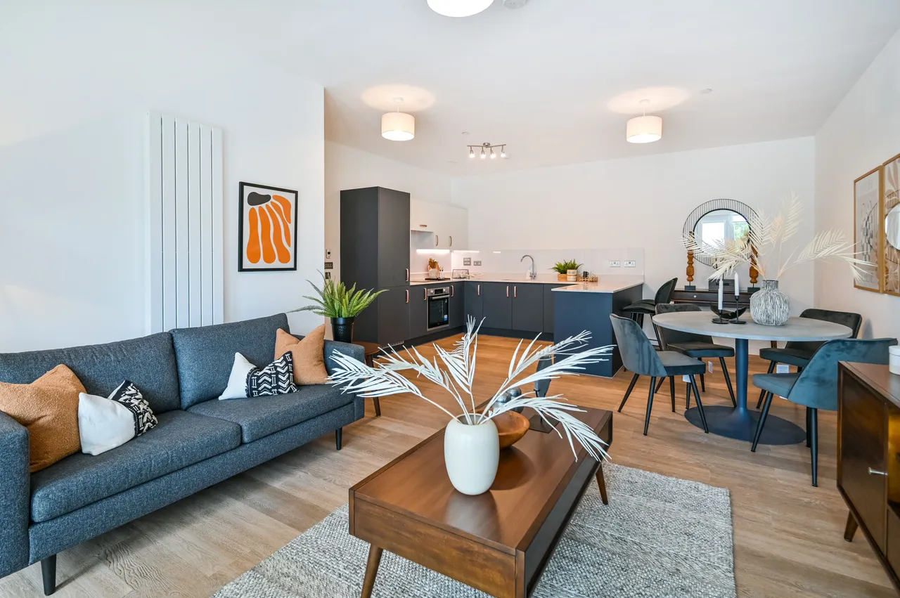2 bed flat to rent — Showflat 3, Walton Court, 2 Leaping Birds Rise, Walton-on-Thames