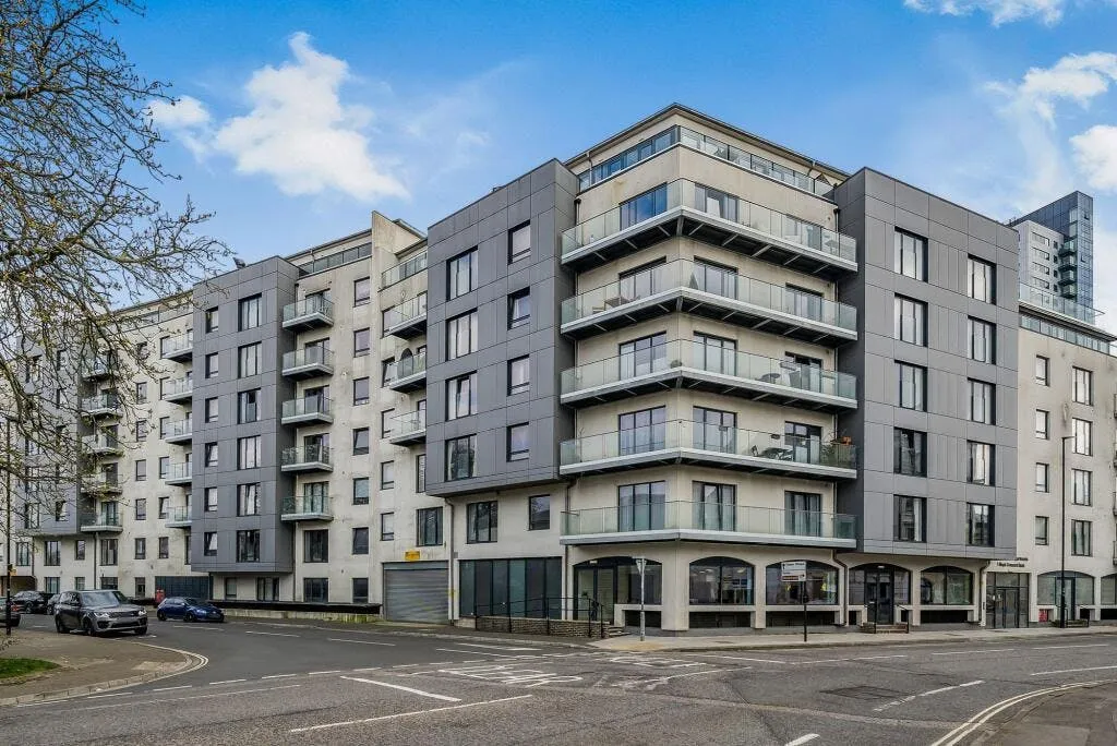 2 bed flat for sale — Royal Crescent Road, Royal Crescent Apartments, SO14