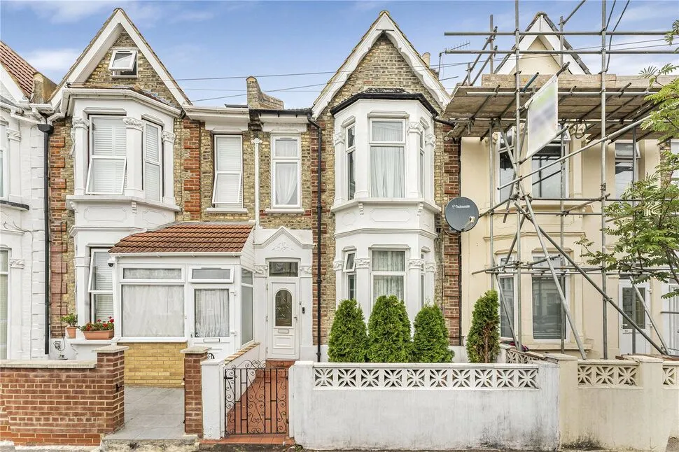 3 bed house for sale — Millais Road, London, E11