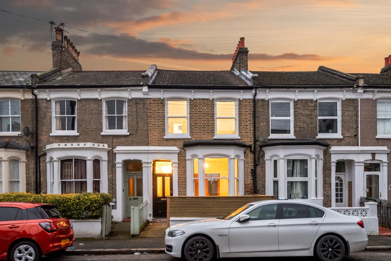 3 bed house for sale — Nutcroft Road, SE15