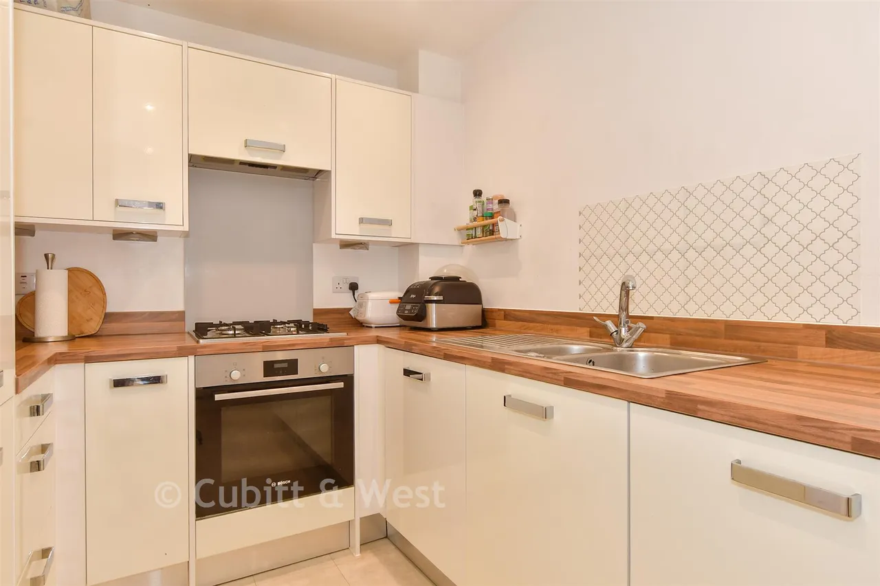 Canter Drive, Cranleigh, GU6, photo 3