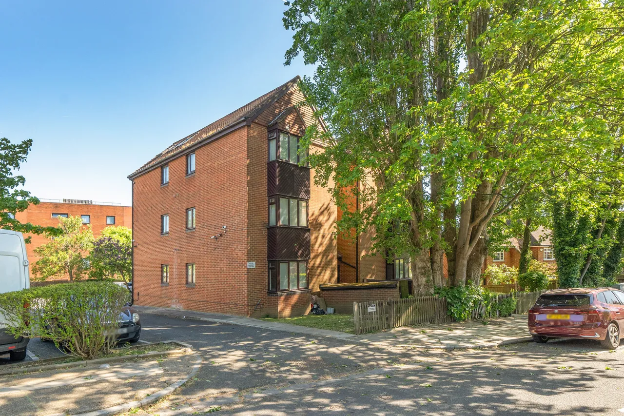 flat for sale — 4 Churchill Court, 94 Ashbourne Road, London