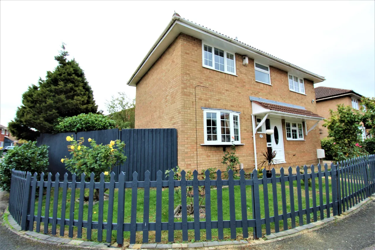 4 bed house for sale — Medlar Road, Grays, Essex, RM17 6TU