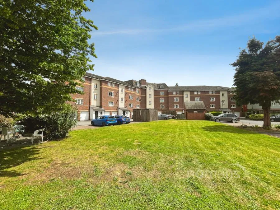 2 bed flat for sale, Bath Road, Slough, SL1