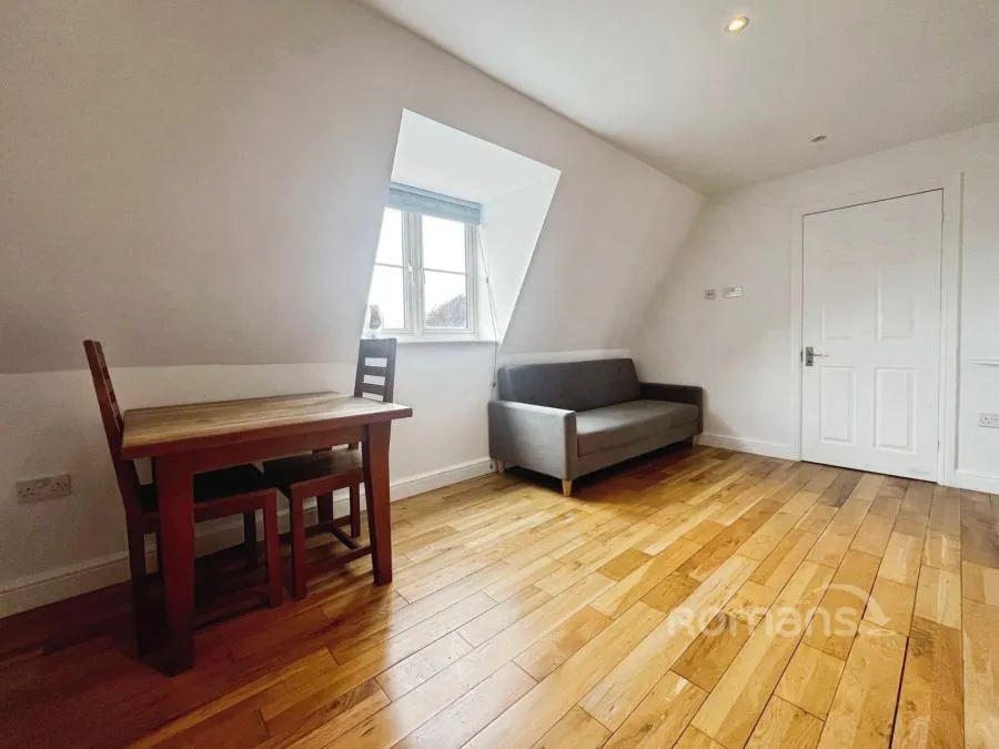 Bath Road, Slough, SL1, photo 4