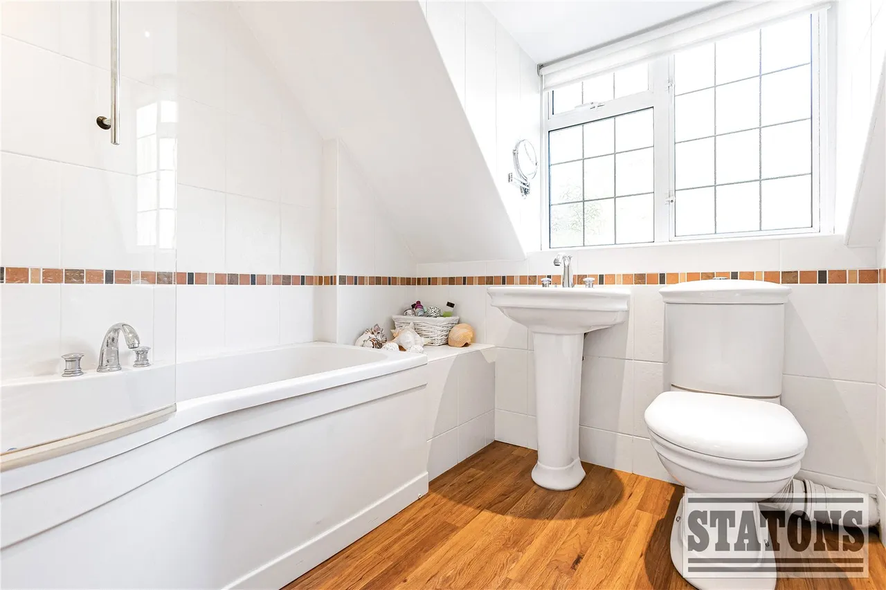 Tolmers Road, Cuffley, EN6, photo 17