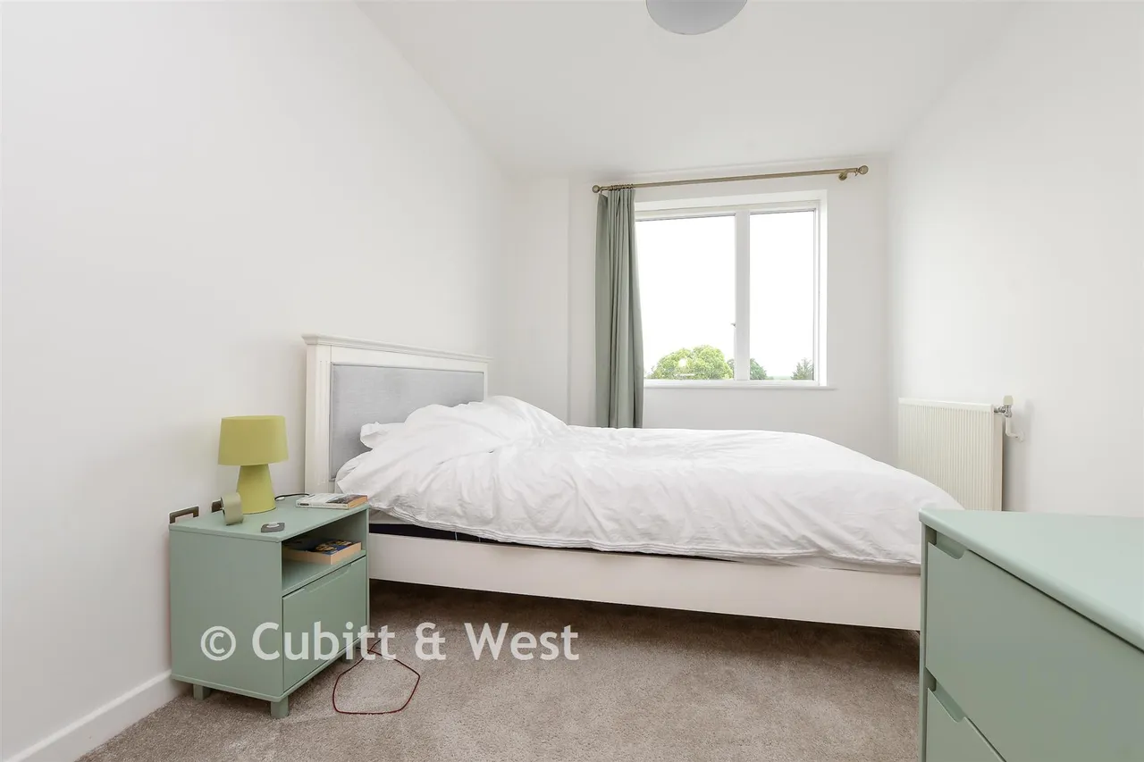 Russells Crescent, Horley, RH6, photo 7
