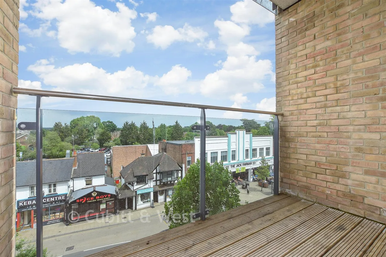 Russells Crescent, Horley, RH6, photo 6