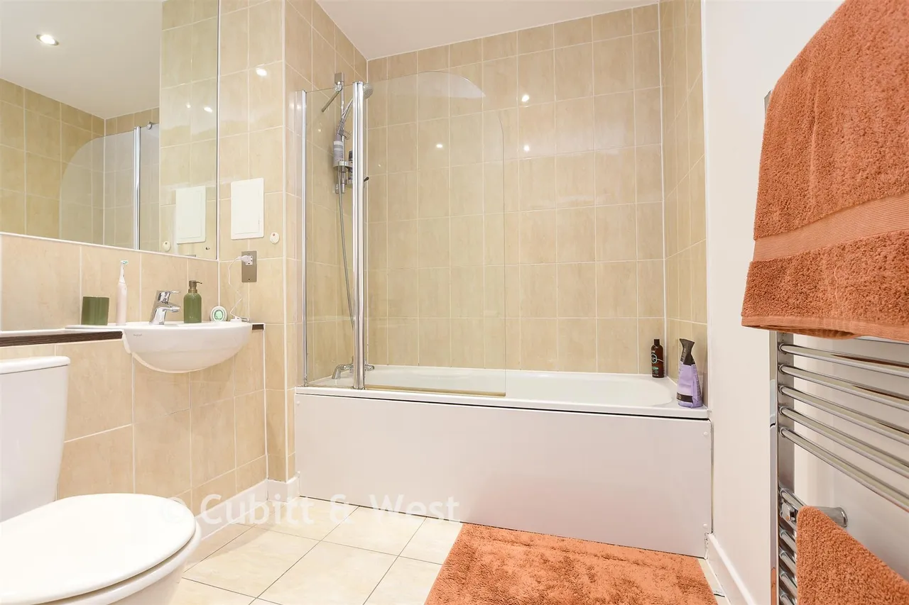 Russells Crescent, Horley, RH6, photo 9