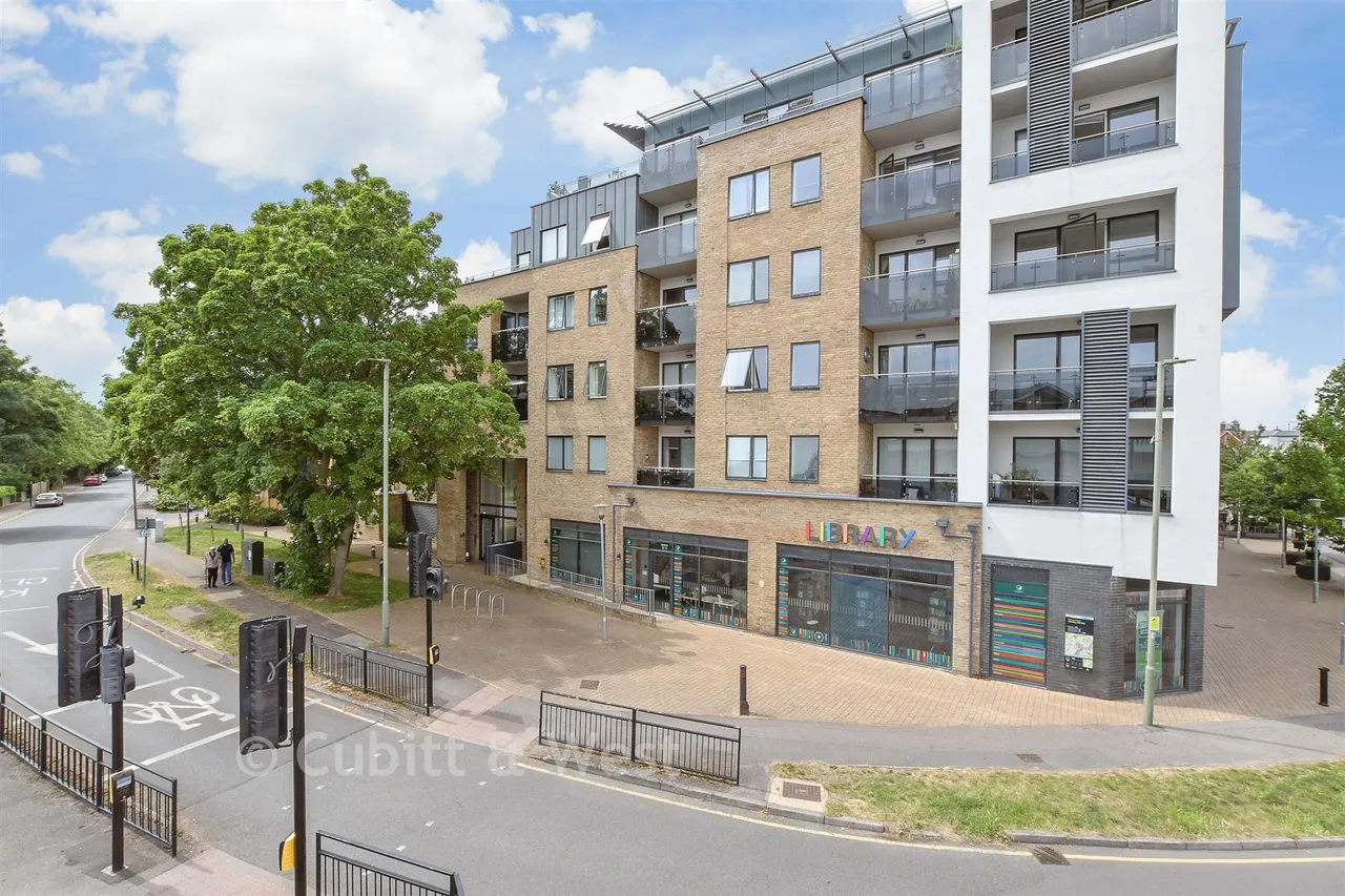 2 bed flat for sale, Russells Crescent, Horley, RH6