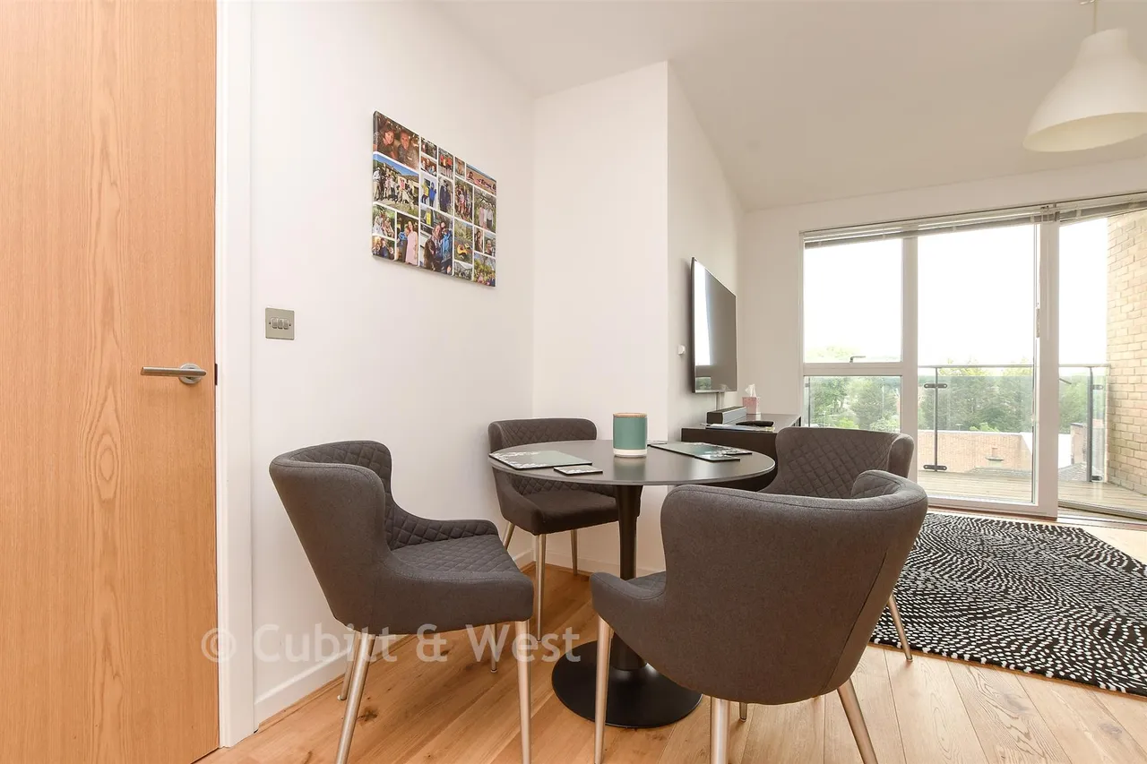 Russells Crescent, Horley, RH6, photo 5