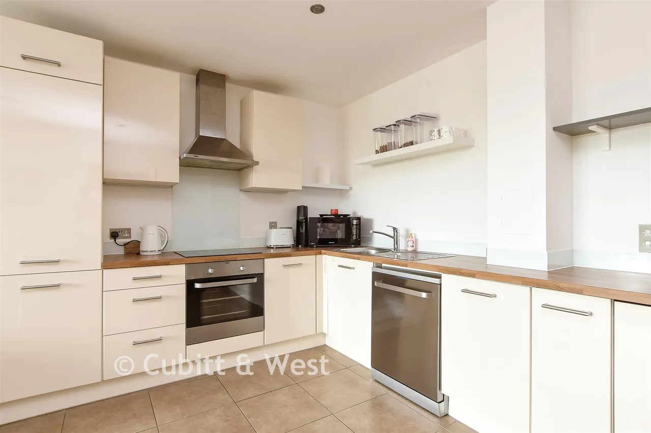 Russells Crescent, Horley, RH6, photo 3