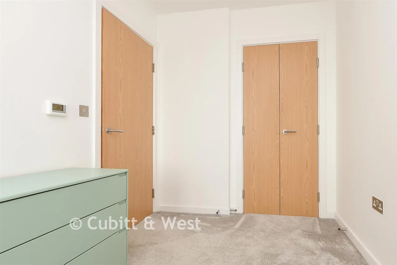 Russells Crescent, Horley, RH6, photo 8