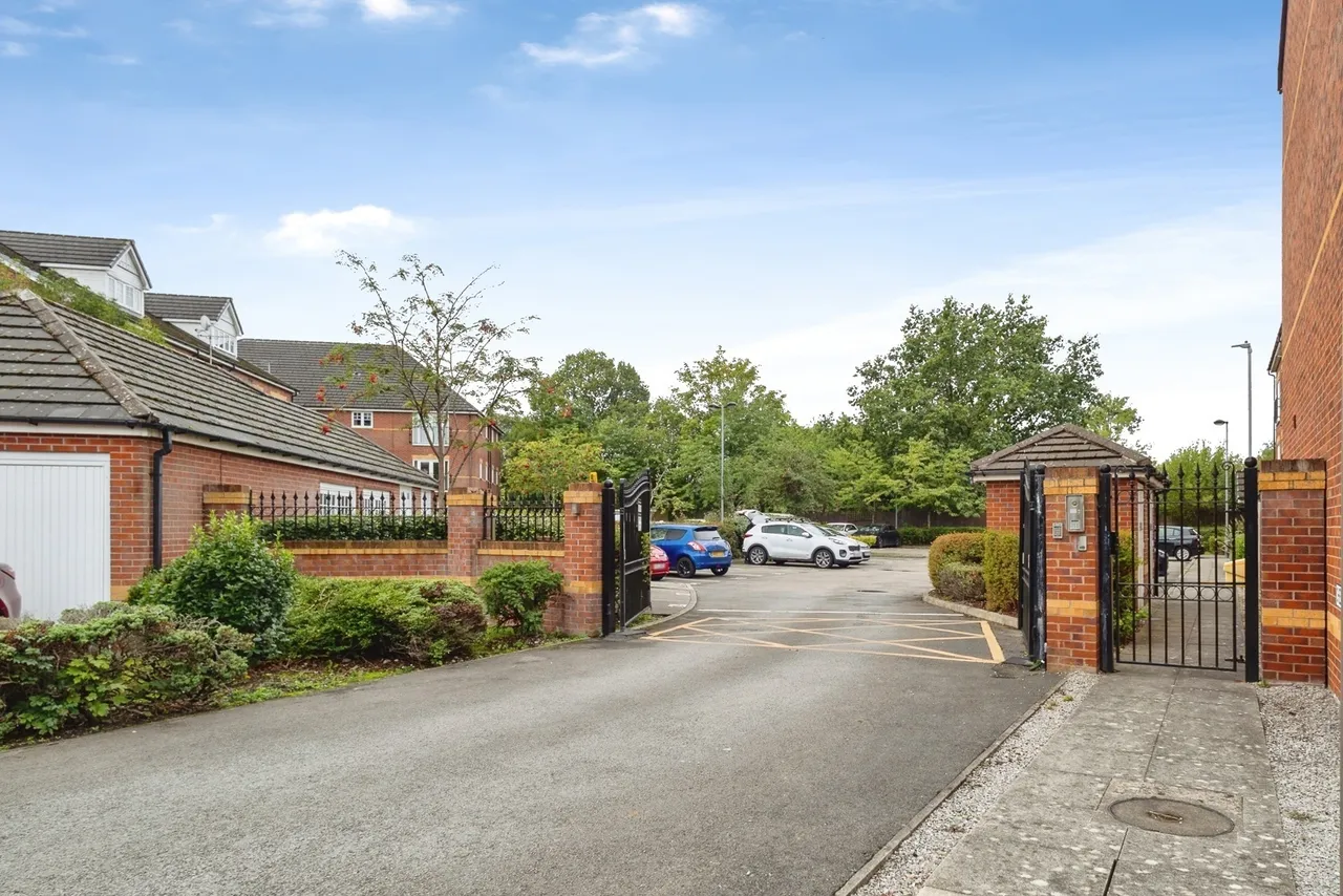 Chelburn Court, Stockport, SK3, photo 2