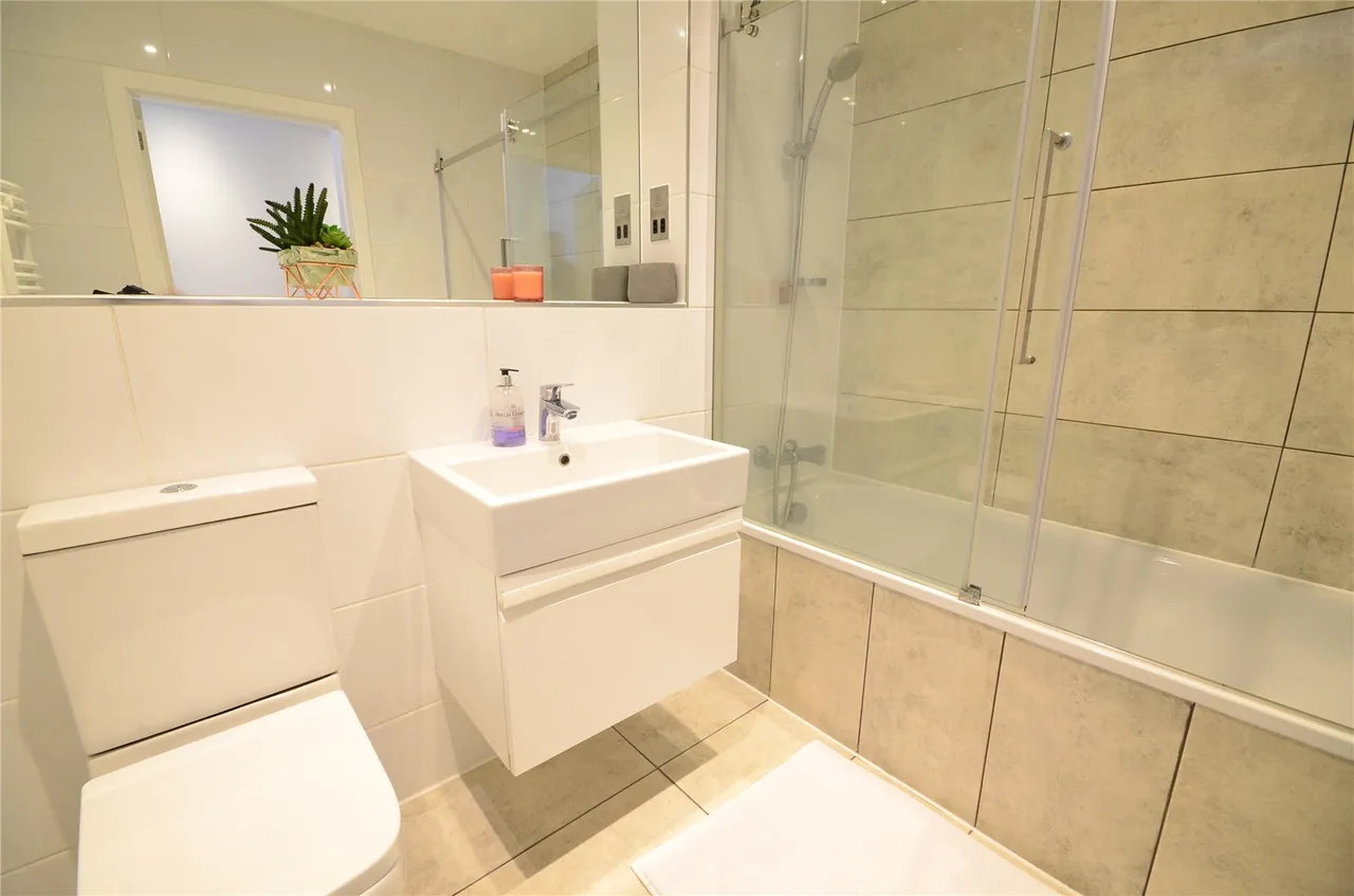White Lion Close, East Grinstead, RH19, photo 8