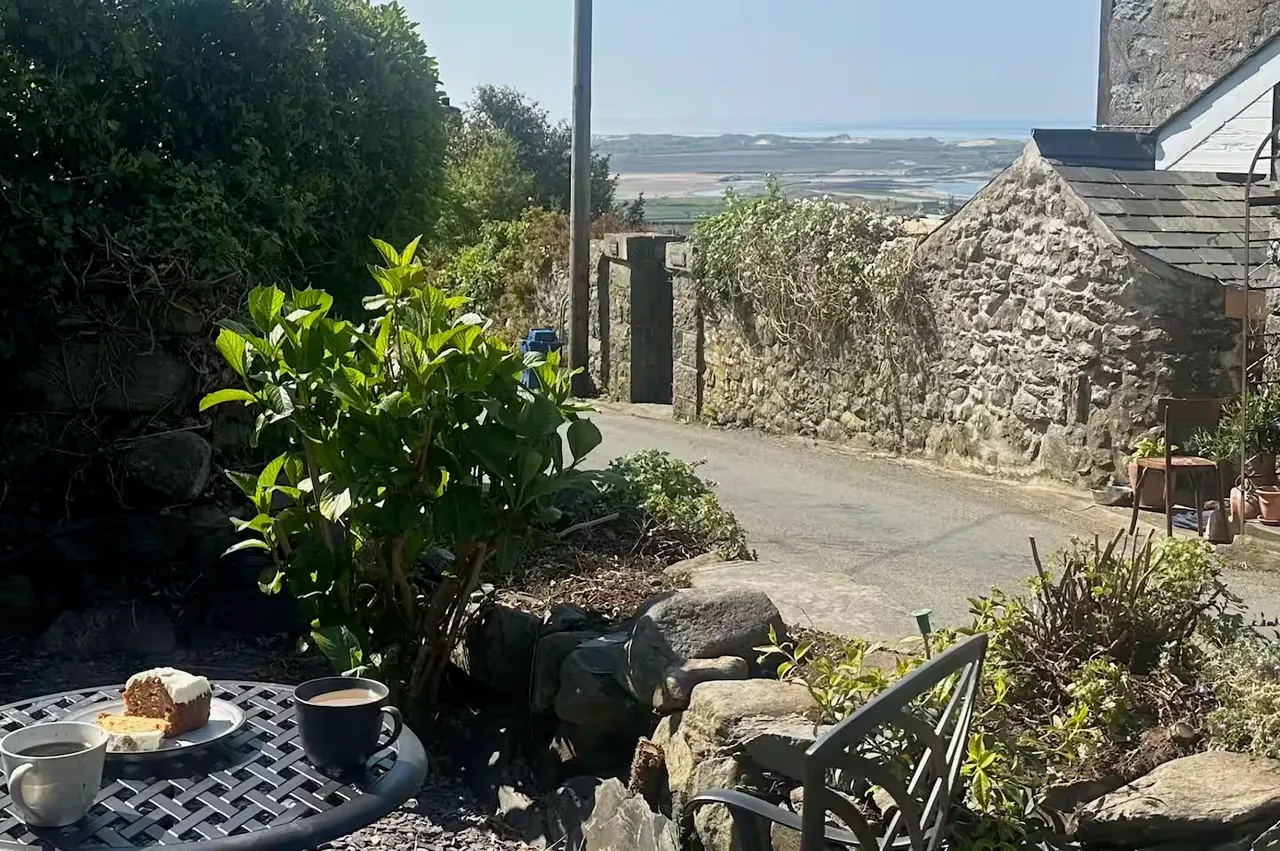 Tyn Y Buarth, Llanfair, LL46, photo 18