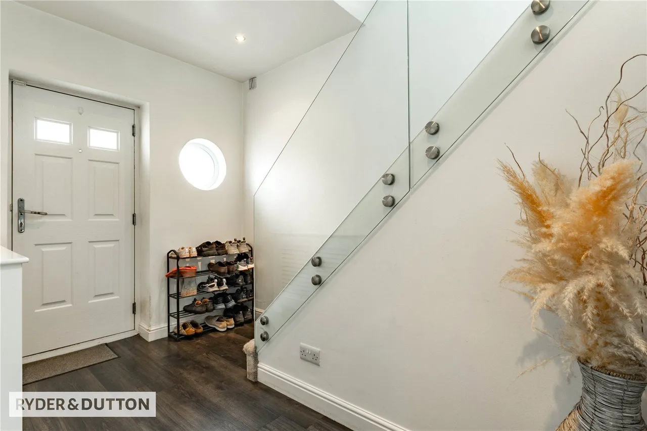 Parkfield Drive, Rhodes, M24, photo 3