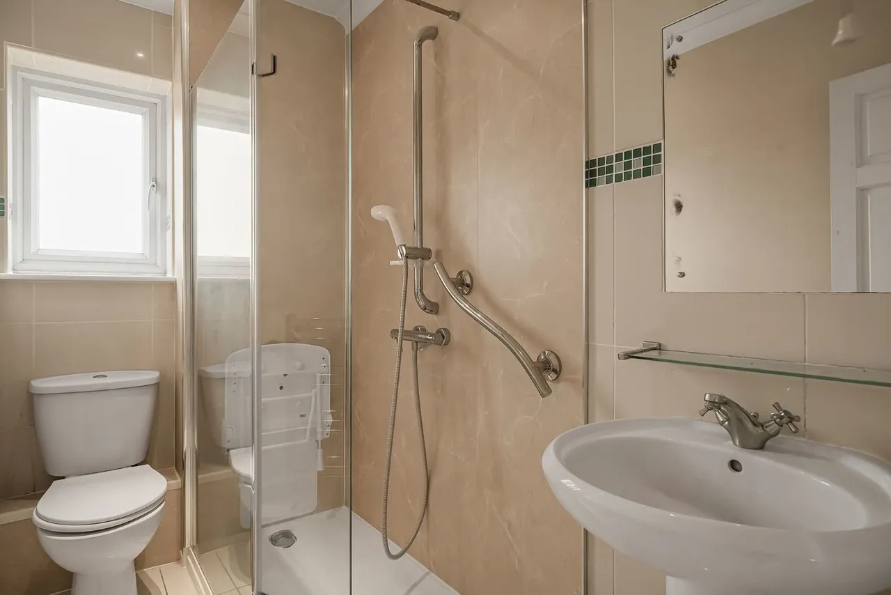 Gordon Road, Ashford, TW15, photo 14