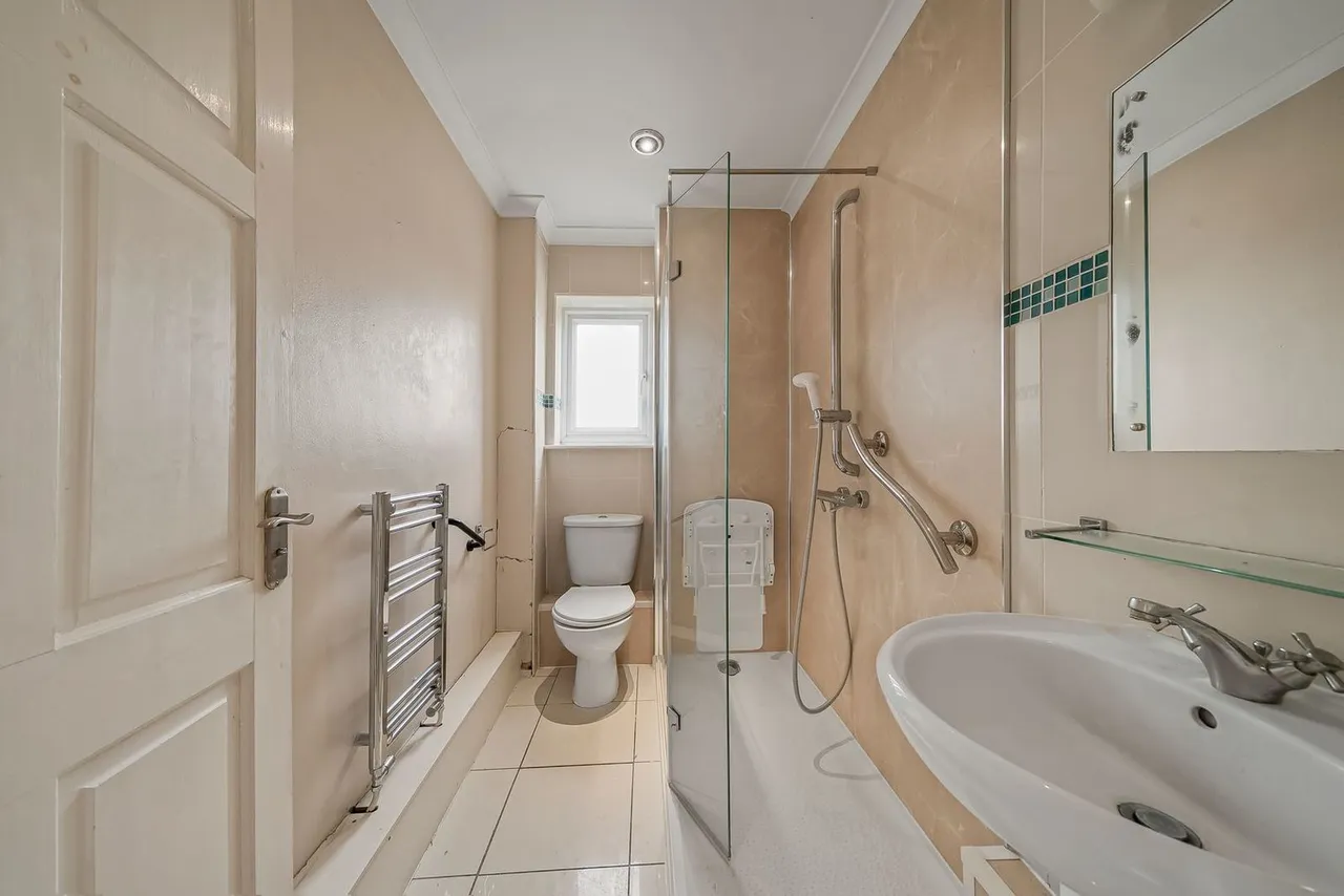 Gordon Road, Ashford, TW15, photo 13