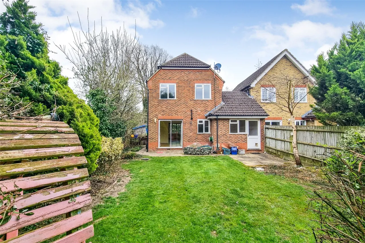 Brambles Close, Ash, Guildford, Surrey, GU12 6NY, photo 2