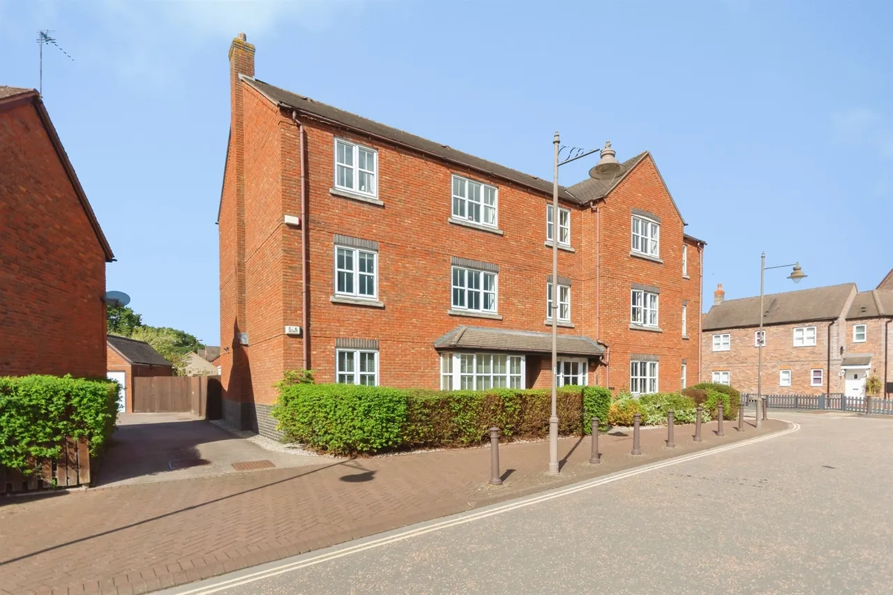 2 bed flat for sale — Dickens Heath Road, Shirley, Solihull
