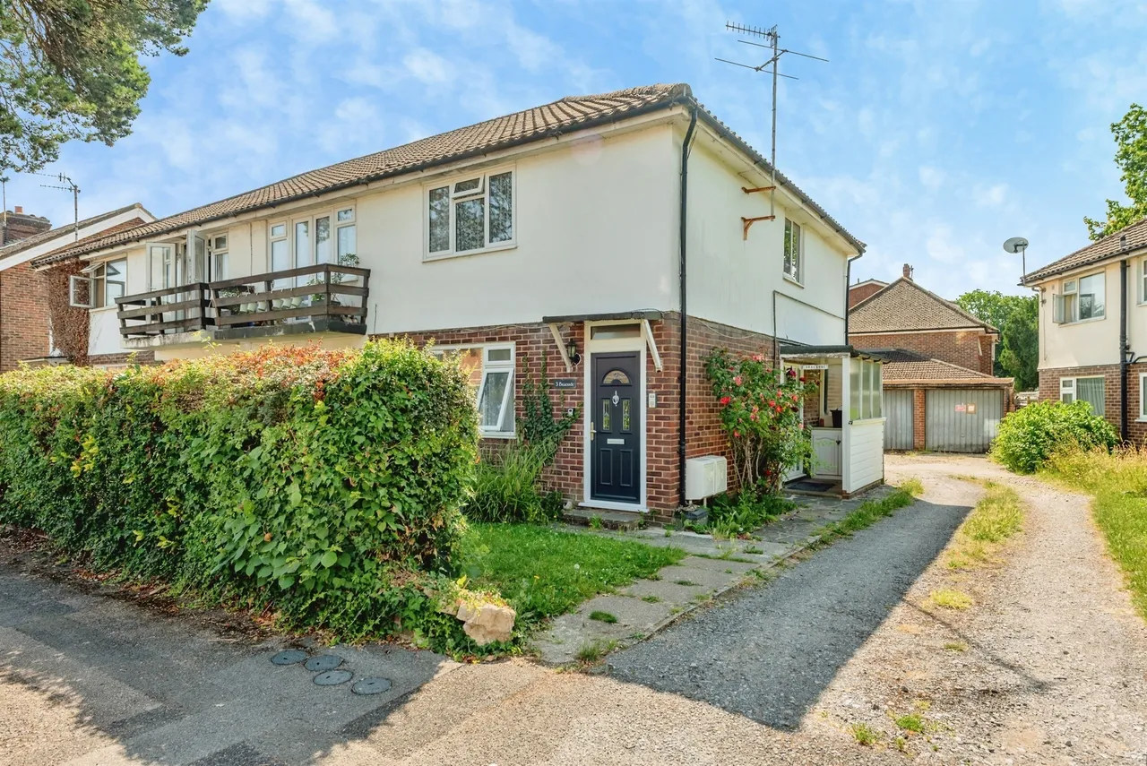 2 bed flat for sale — Queens Road, Horley
