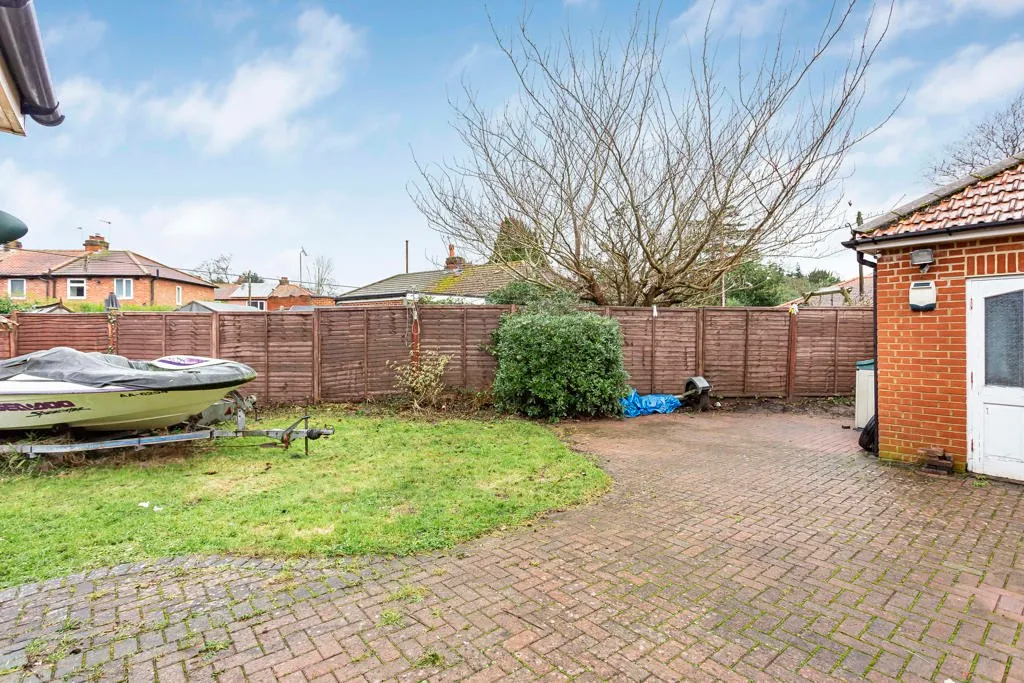 Vegal Crescent, Englefield Green, TW20, photo 7