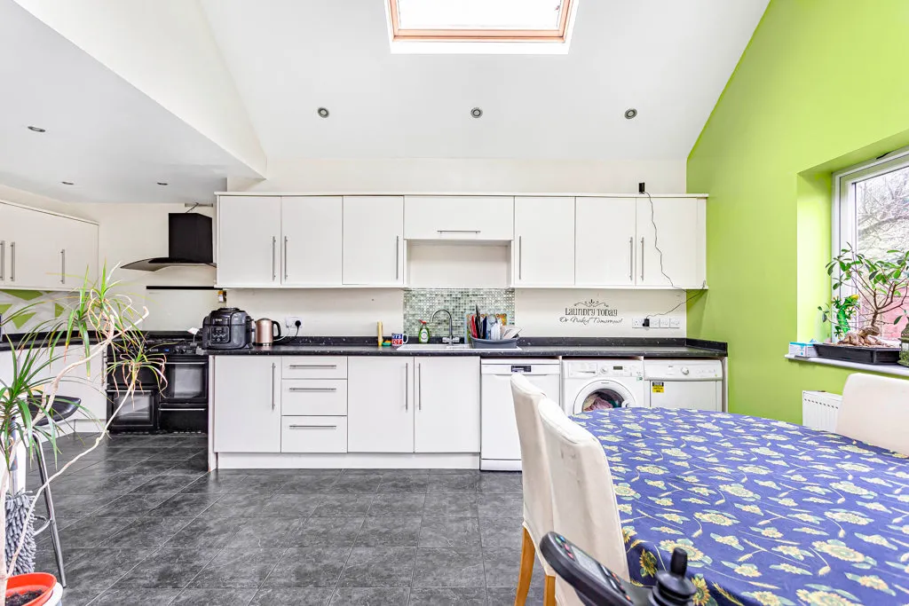 Vegal Crescent, Englefield Green, TW20, photo 8