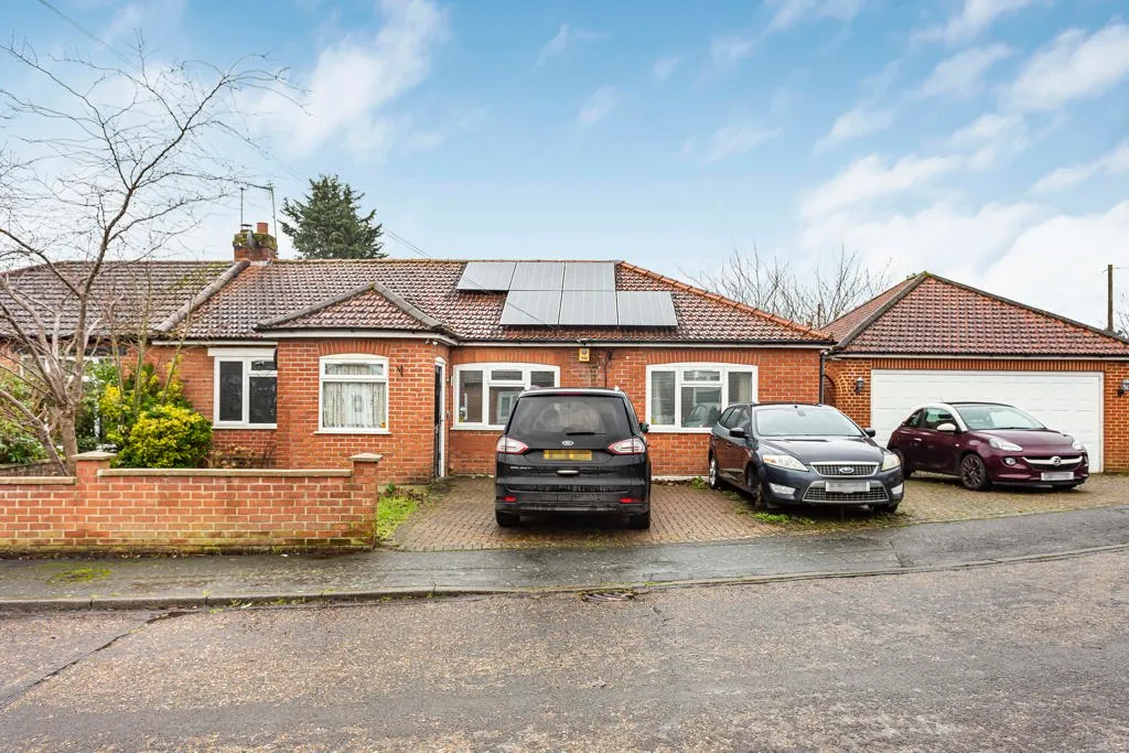 3 bed house for sale, Vegal Crescent, Englefield Green, TW20