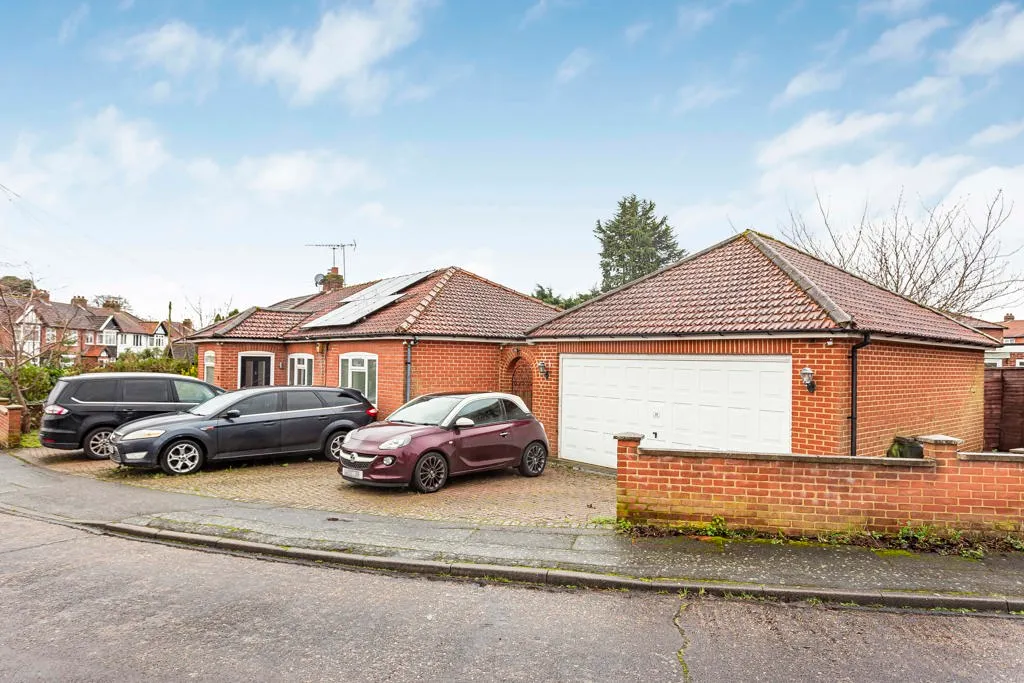 Vegal Crescent, Englefield Green, TW20, photo 2