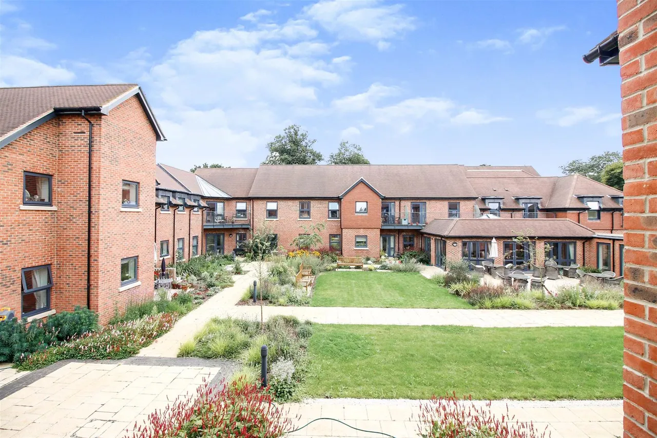 St. Giles Mews, Stony Stratford, MK11, photo 17