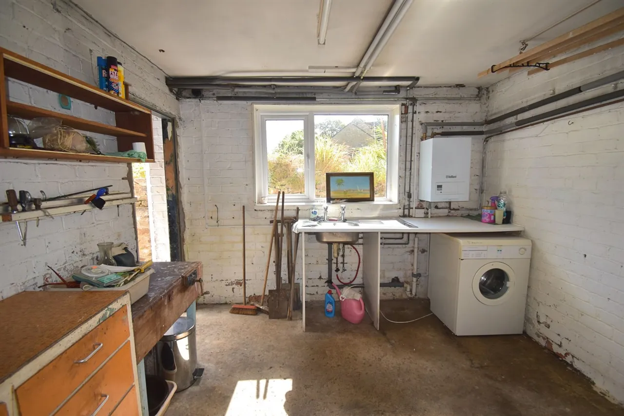 Williamson Crescent, High Peak, photo 14