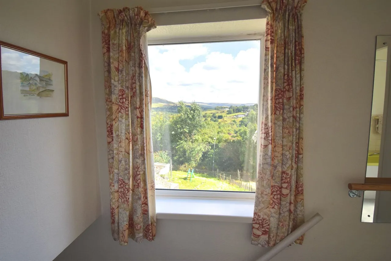 Williamson Crescent, High Peak, photo 11