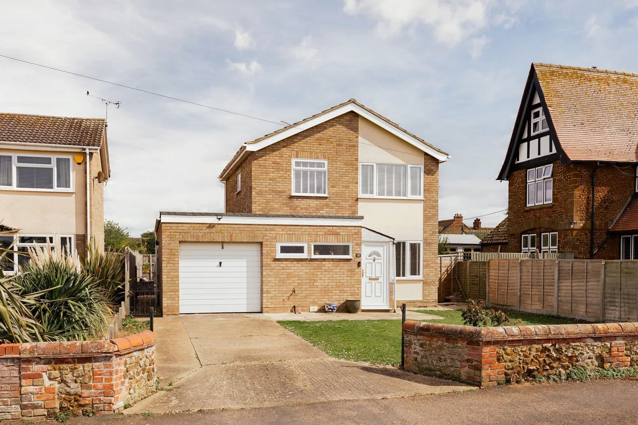 3 bed property for sale, Three Bedroom Family Home in Heacham