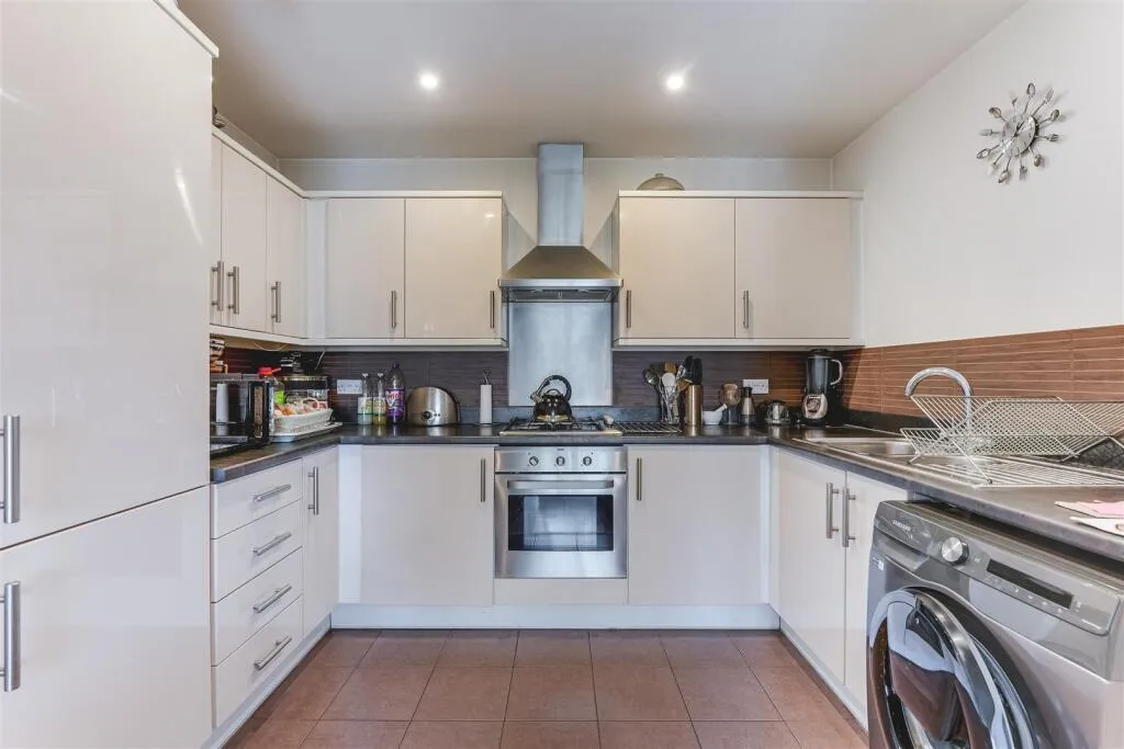 Magnetic Crescent, Enfield, EN3, photo 2