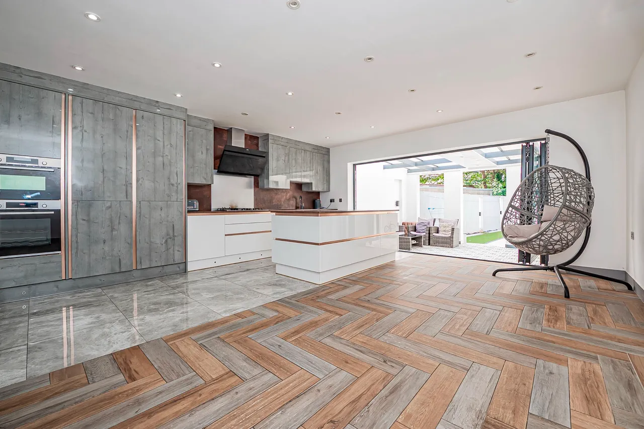 The Crossways, Hounslow, photo 5