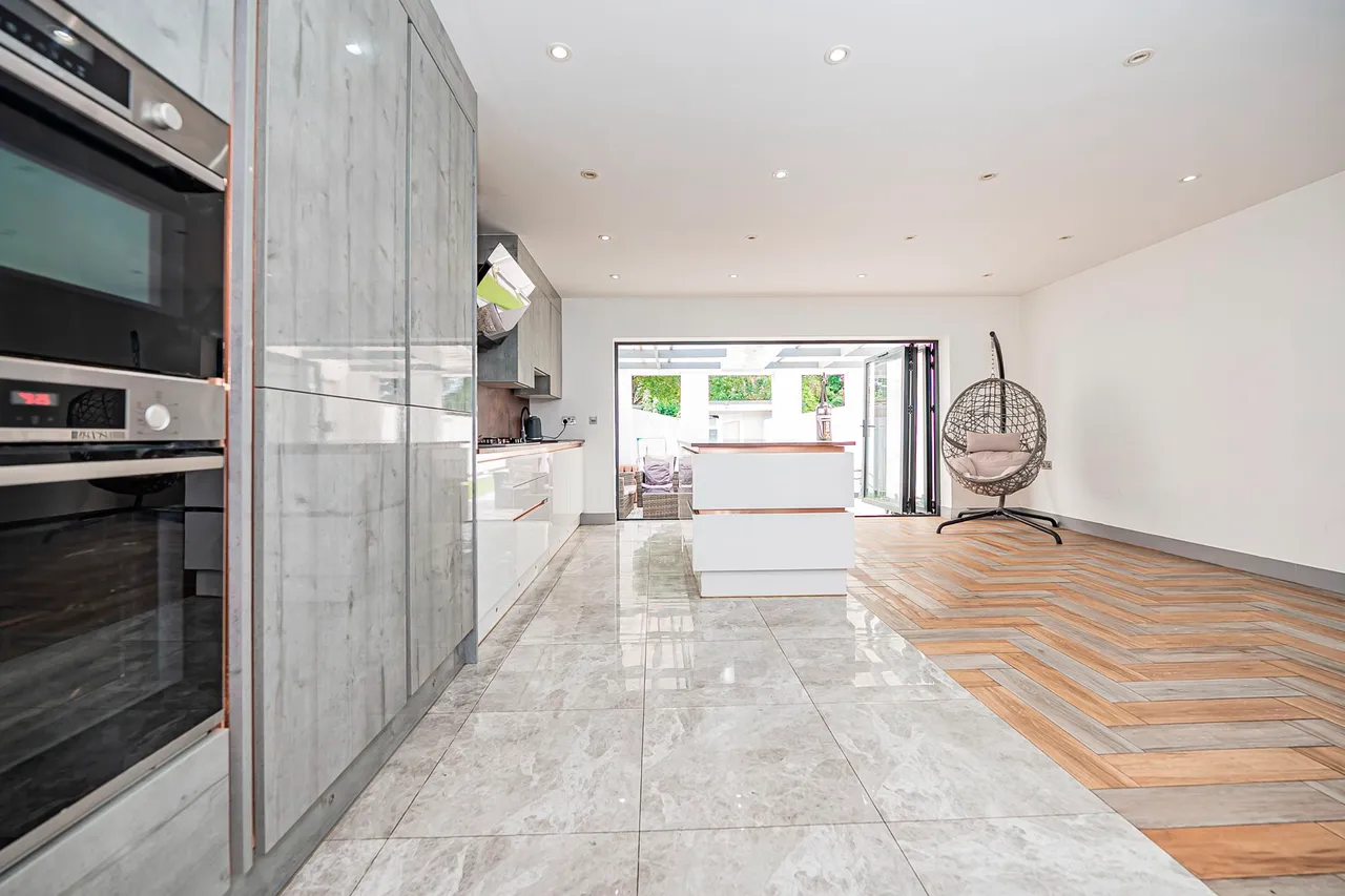 The Crossways, Hounslow, photo 2