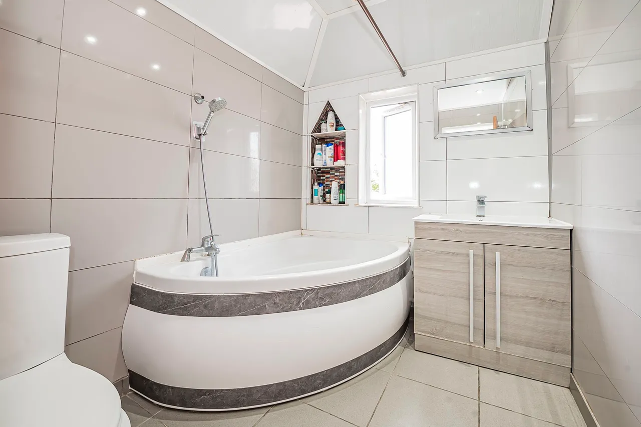 The Crossways, Hounslow, photo 11