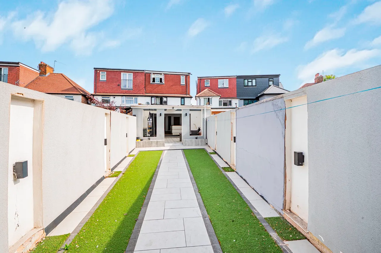 The Crossways, Hounslow, photo 14