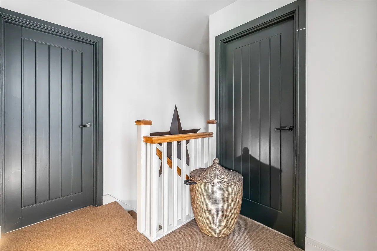 Wanborough Lane, Cranleigh, GU6, photo 13