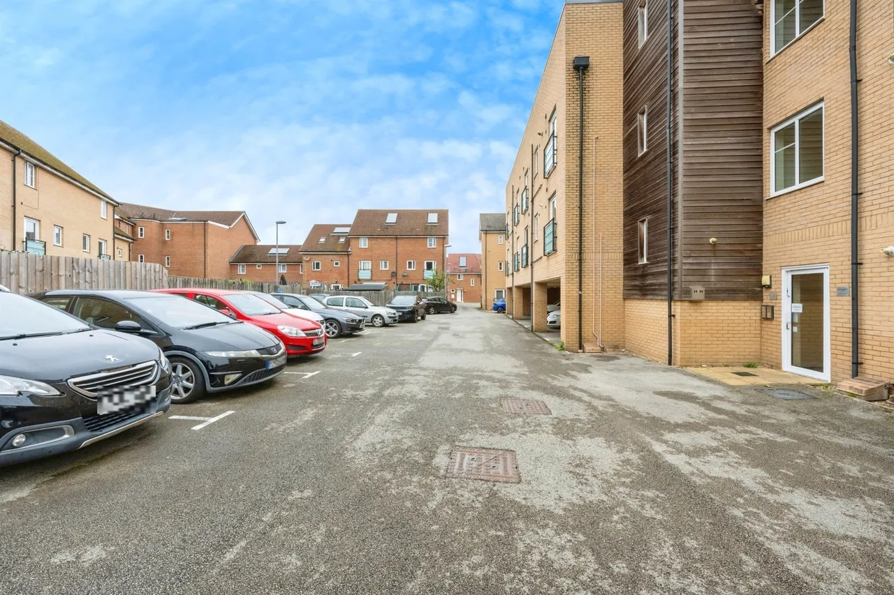 Daimler Drive, Dunstable, LU6, photo 3