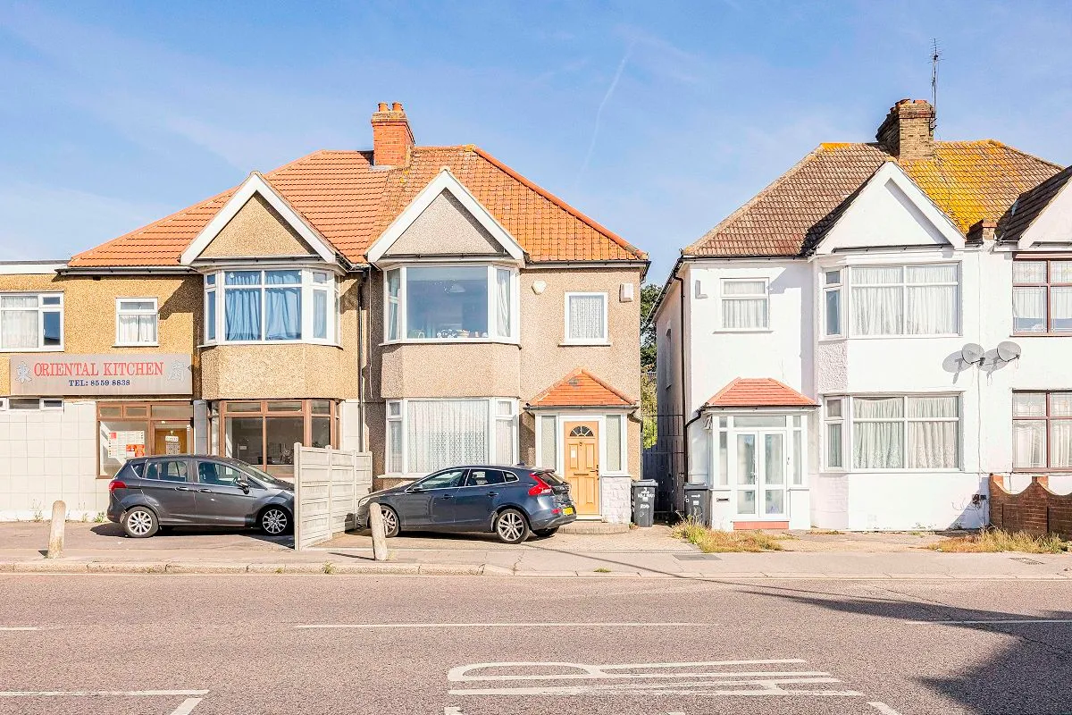 3 bed house for sale — New North Road, Ilford, Essex, IG6 2UA