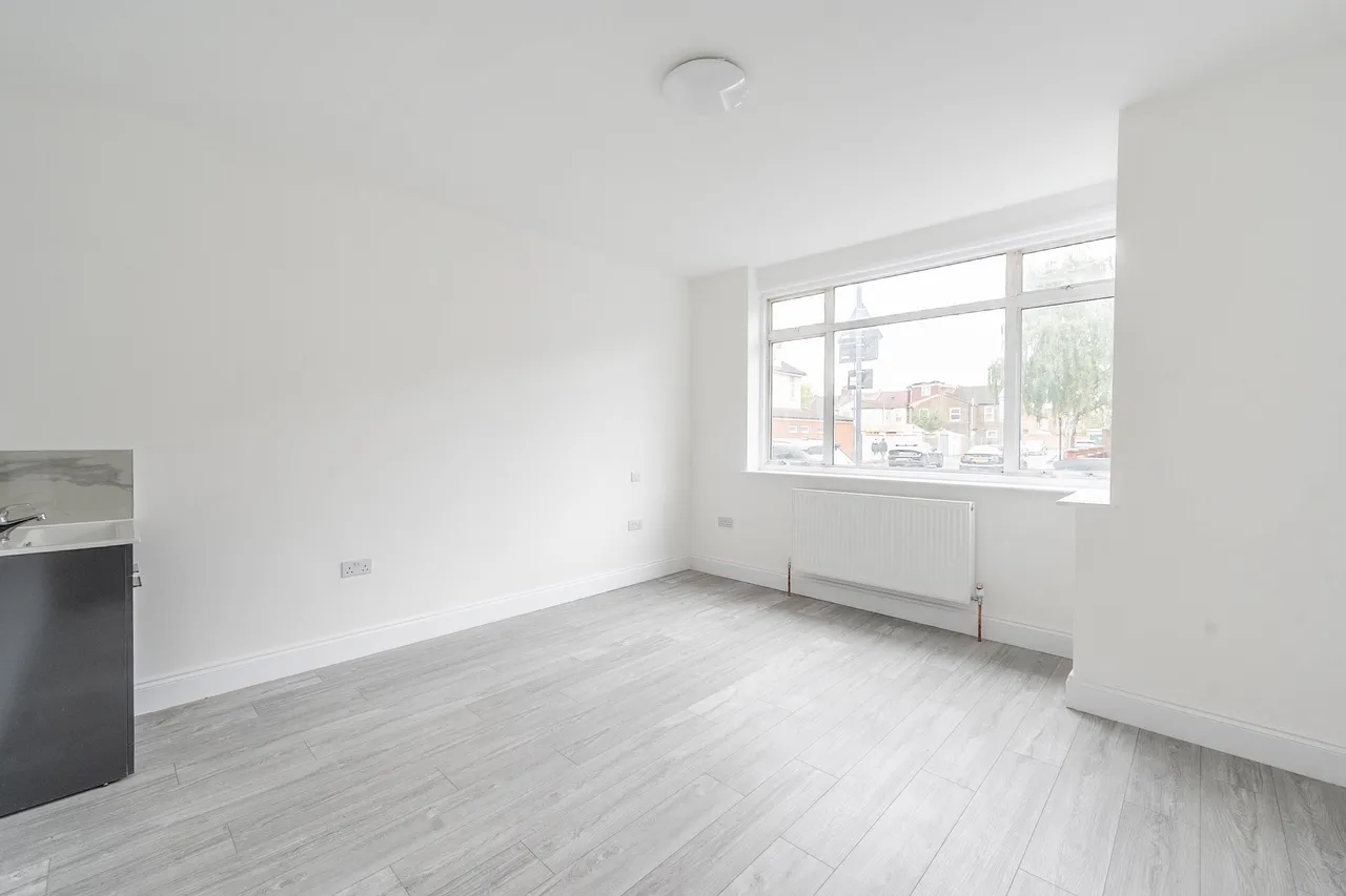 5 bed house to rent — 33 Stuart Road, Harrow